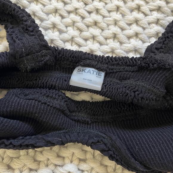 Skatie• ‘Sami’ SUPERSTRETCH Bikini Top in Black - Picture 6 of 16